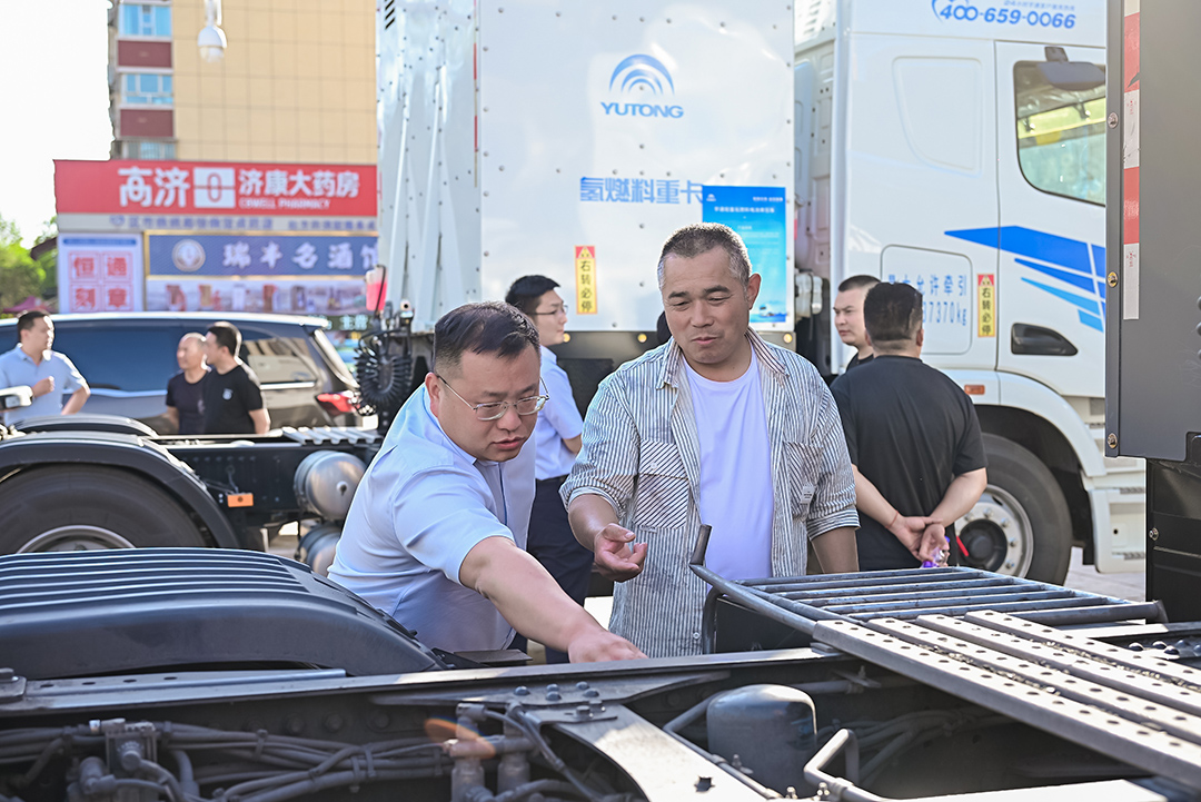 跑赢每一度丨从乌市到新乡，宇通重卡唱响新品上市“双城记”