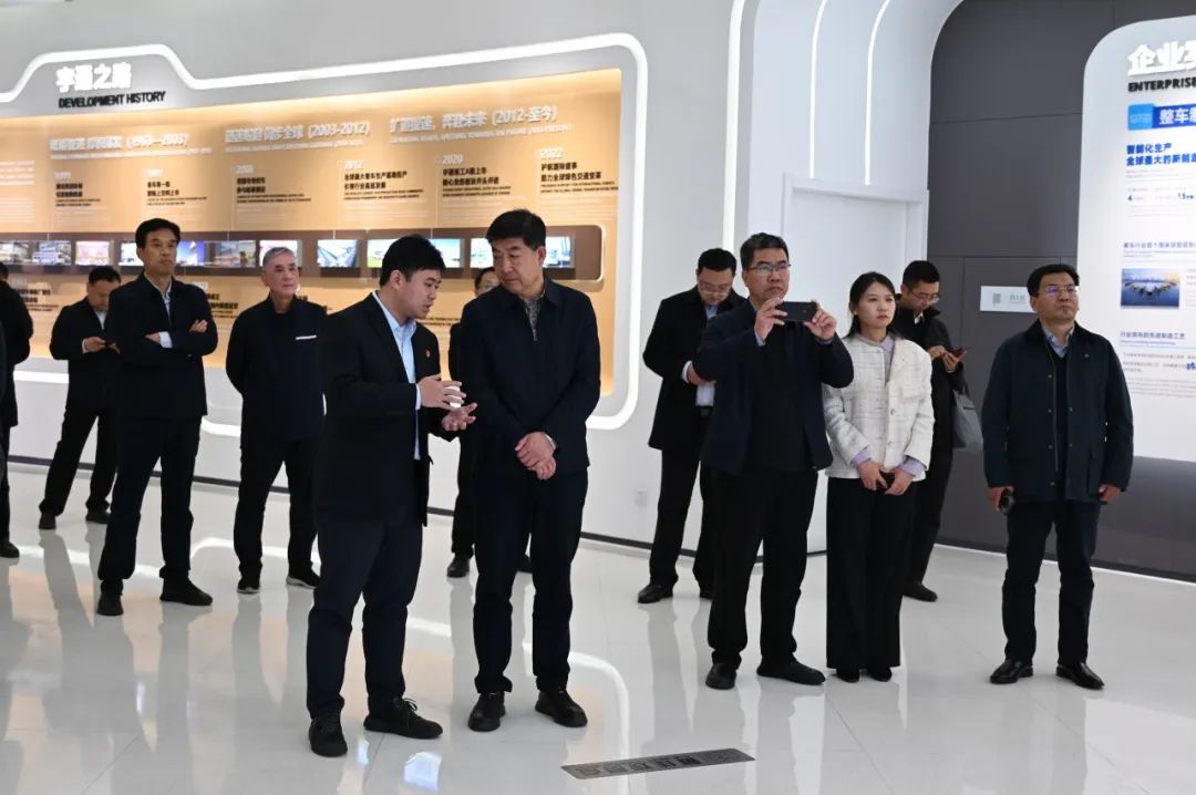 实力见证 | 嘉峪关市领导莅临宇通重卡调研，共筑绿色运输美好未来